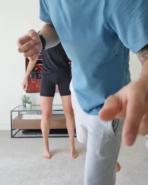 ガブリエル・アドコックのインスタグラム：「What’s everyone else been doing in quarantine?! 🤣😅🤪 #partnerclimb I challenge you all! No cheating, no touching the floor 😁👍🏼🤜🏼 #quaranteam」