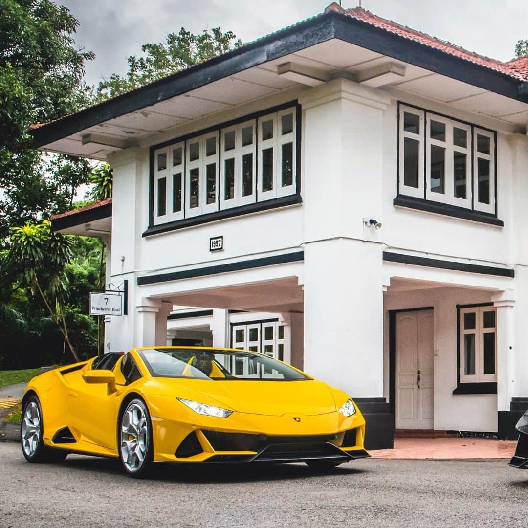 ランボルギーニさんのインスタグラム写真 - (ランボルギーニInstagram)「Beauty so great that everything blends with its elegance.  Out of these two gorgeous Super Sports Cars, which one would you prefer - the bright Huracán EVO Spyder or the classy Huracán EVO? Share your choice in the comments and let us know which one you dream of experiencing in the future. Stay safe and indoors!  #Lamborghini #HuracanEVOSpyder #HuracanEVO #EveryDayAmplified #LamborghiniVersus #IoRestoAcasa #StayHome #KeepItParked」4月14日 1時00分 - lamborghini