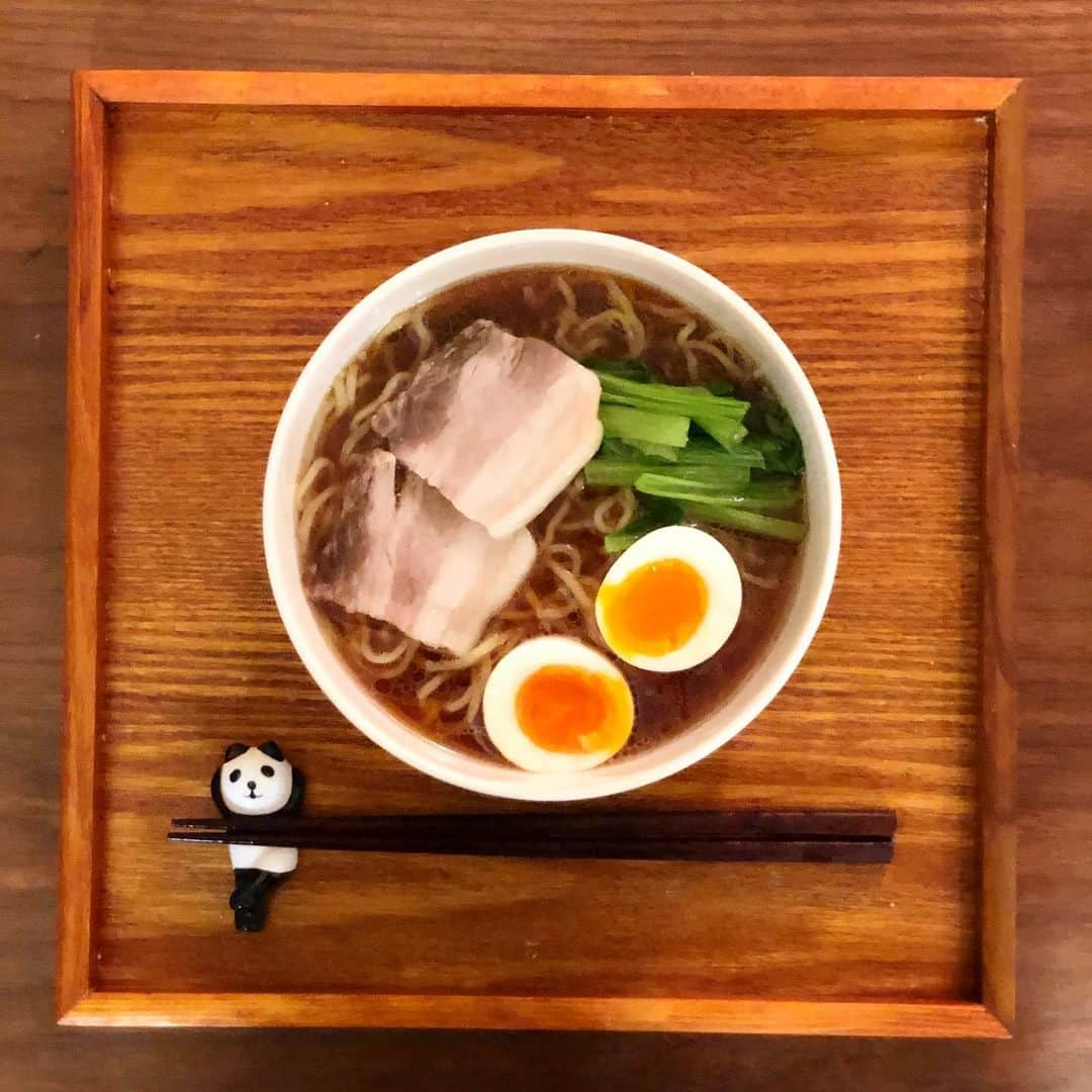 川島カヨのインスタグラム：「ラーメン食べたい！の波が押し寄せ、家でラーメン。﻿ ﻿ 具はこないだ作った塩豚と冷蔵庫にあった小松菜。﻿ ﻿ まぁ、とりあえずの気は済んだw﻿ ﻿ #きょうのごはん﻿ #適当ごはん﻿ #おうちごはん﻿ #おうちごはんlover﻿ #ゆるめし﻿ #japaneasefood﻿ #クッキングラム﻿ #ひとりごはん﻿ #ラーメン﻿ #塩豚﻿ #おうちで過ごそう﻿ #おうち時間﻿」