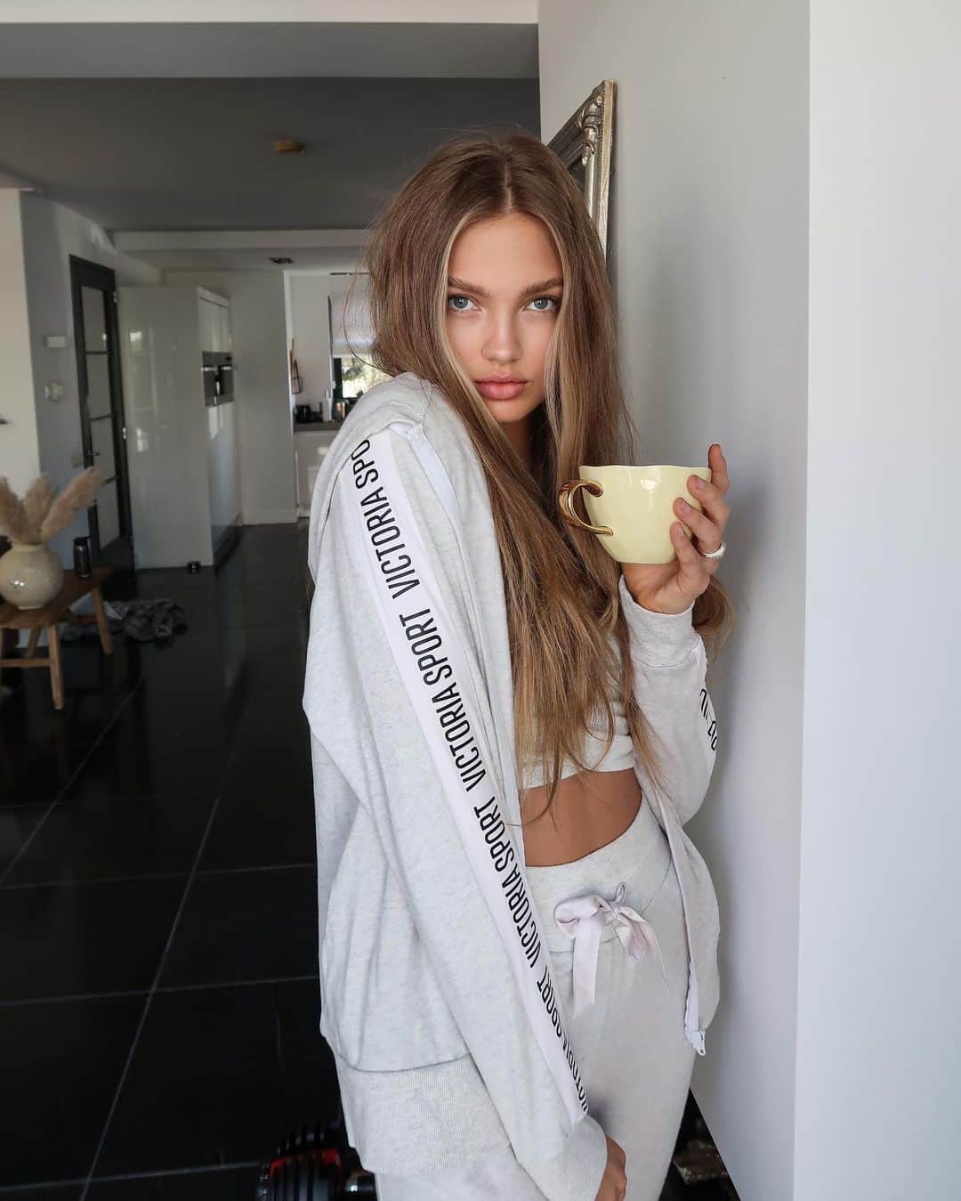 ロミー・ストリドのインスタグラム：「Another day, another coffee ☕️」
