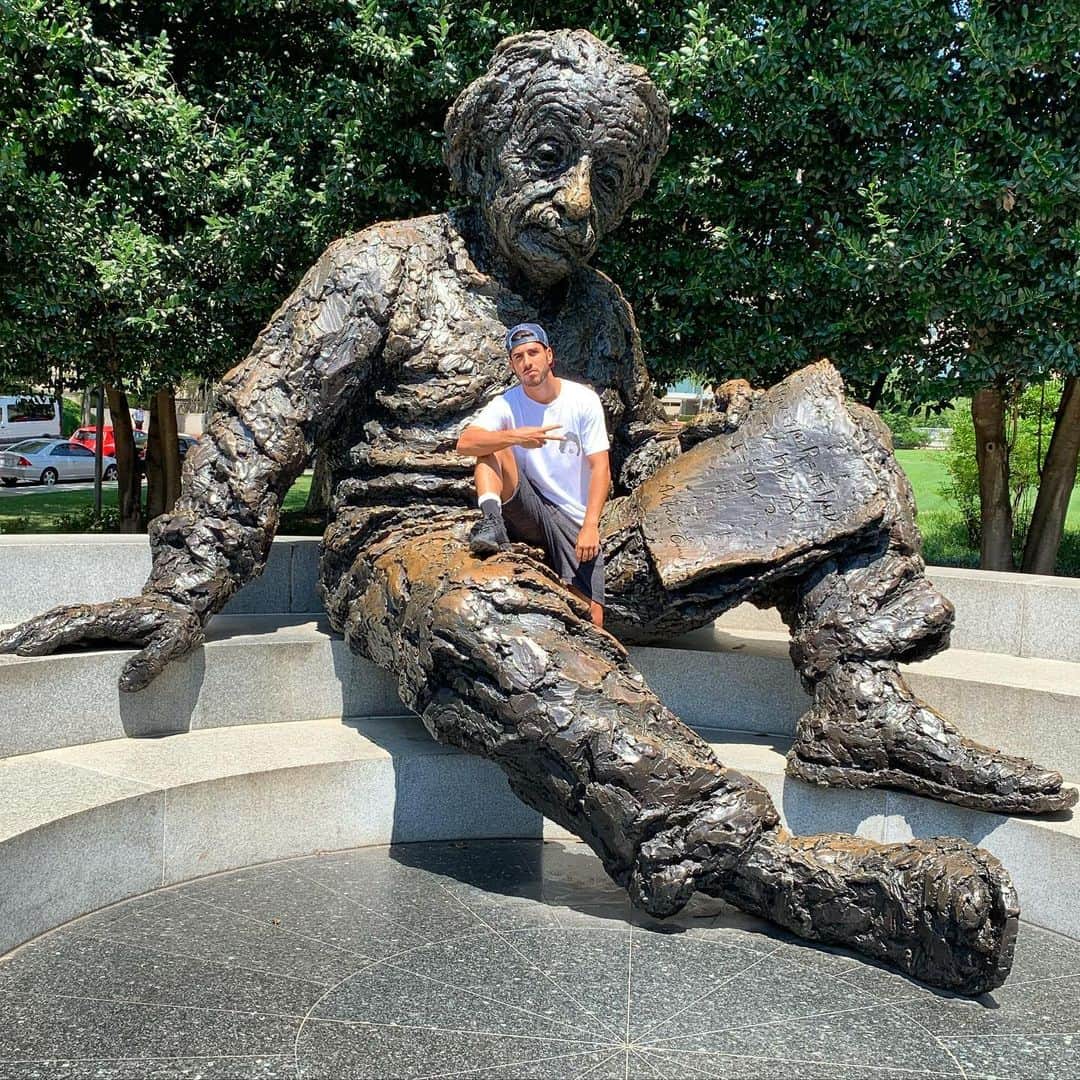 マルコ・アセンシオのインスタグラム：「“The measure of intelligence is the ability to change.” “La medida de la inteligencia está en la capacidad de cambiar.” A.Einstein Continúan siendo días muy difíciles para todos, es muy importante que sigamos poniendo en práctica las indicaciones que hemos recibido y que sigamos actuando de forma responsable para proteger las vidas de todos. Quiero mandar mucho ánimo a todas esas personas que se encuentran luchando contra el virus y un gran agradecimiento a los profesionales que nos están ayudando a todos directa o indirectamente... ¡FUERZA Y ÁNIMOS! / These are still difficult days for everyone. It is very important that we continue to follow the instructions which we have received and act responsibly to protect all lives.  I want to send words of encouragement to all those people fighting the virus and a huge thank you to the professionals helping everyone directly and indirectly...STRENGTH AND COURAGE! #quédateencasa #stayhome」