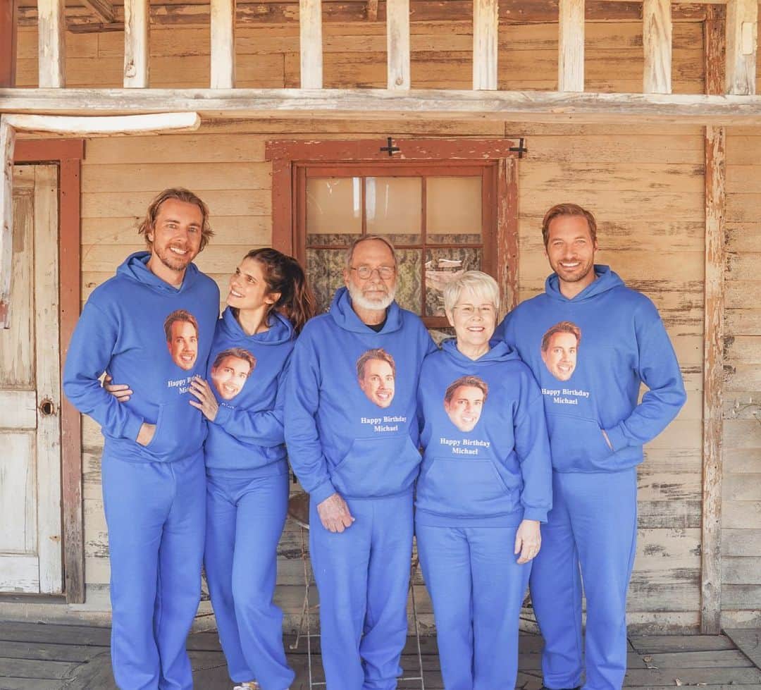 レイク・ベルのインスタグラム：「A family who sweats together... sweats together. THESE SWEATSUITS ARE FOR SALE. Just kidding but like, @abcnetwork good idea right? No presh. TOMORROW WATCH THIS PLAY OUT.」