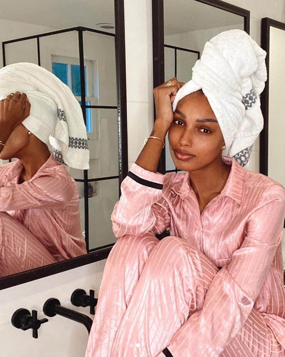 KORA Organicsさんのインスタグラム写真 - (KORA OrganicsInstagram)「@JasTookes shares what she loves about our Noni Glow Face Oil with @Coveteur. ✨ "I take this everywhere with me. I have the regular size, I have the travel size and I keep this in my bag. It's so nice. 🙏🏻 It smells so good and it really keeps my skin super hydrated." 💖 Swipe to see Jasmine's application. #KORAOrganics #DiscoverSelfCare #MindBodySkin」4月14日 1時20分 - koraorganics