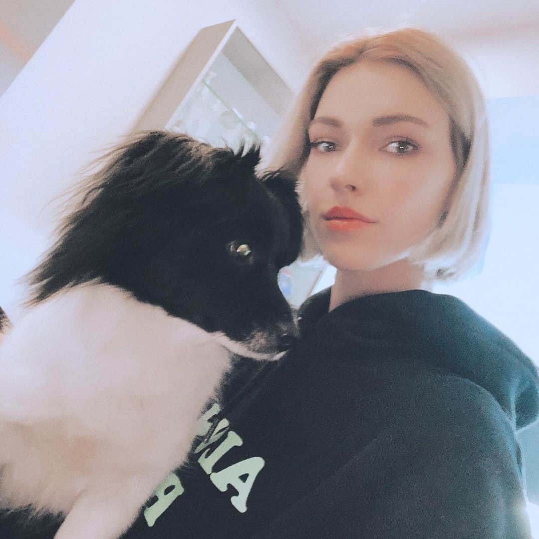 ステファニー・ミチョヴァのインスタグラム：「House Manager and Assistant to the House Manager. Don’t know what to clean anymore 😂🙃」