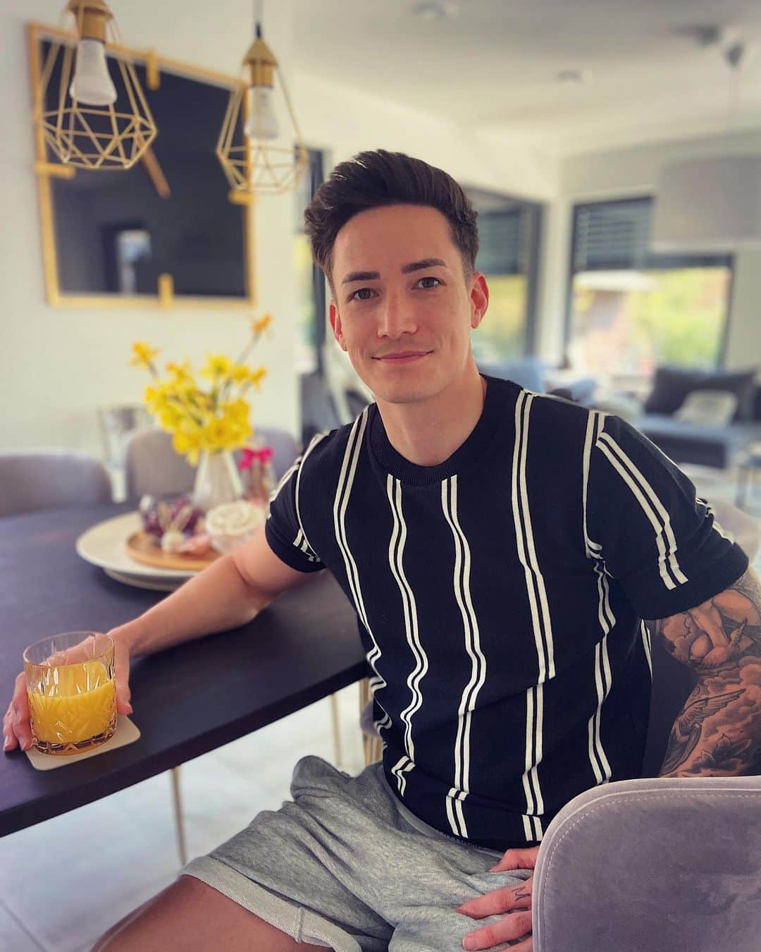 マゼル・ニューエンのインスタグラム：「Ich hoffe ihr hattet trotz der besonderen Umstände ein schönes Osterwochenende 🙂🐰 #ostern #home #stayathome #stayhealthy #family #stayfit #gymnastics #easter」