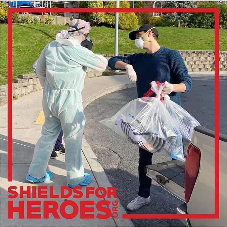 ロビン・ロード・テイラーのインスタグラム：「Thank you to all who have donated and reposted! You are heroes too. ❤️❤️❤️ Repost @shieldsforheroes: ⚡️Elbow bumps with our Heroes⚡️ at a drop-off in The Bronx yesterday! With your help we are delivering face shields to our Heroes who need them. Spread the word and donate if you can. ❤️#shieldsforheroes #getmeppe #getusppe #findthemasks」