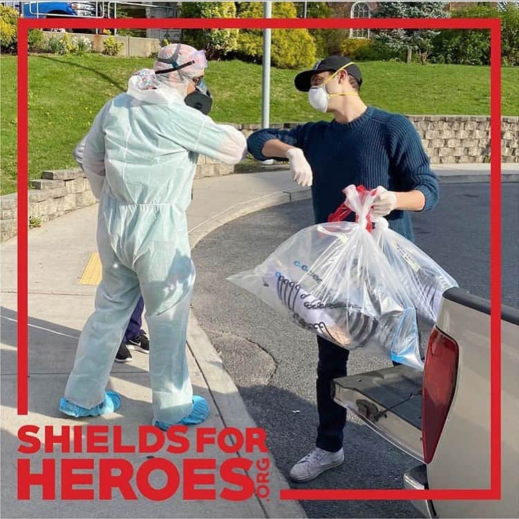 ロビン・ロード・テイラーさんのインスタグラム写真 - (ロビン・ロード・テイラーInstagram)「Thank you to all who have donated and reposted! You are heroes too. ❤️❤️❤️ Repost @shieldsforheroes: ⚡️Elbow bumps with our Heroes⚡️ at a drop-off in The Bronx yesterday! With your help we are delivering face shields to our Heroes who need them. Spread the word and donate if you can. ❤️#shieldsforheroes #getmeppe #getusppe #findthemasks」4月14日 1時48分 - robinlordtaylor