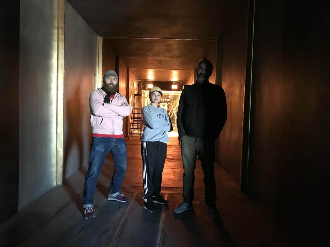 アリソン・ピルさんのインスタグラム写真 - (アリソン・ピルInstagram)「This was the first day the cast got to see our DEVS cube. That’s Alex Garland on the right, trying to hide in the shadows. I was everyone’s embarrassing mom trying to capture moments that felt important. And so many moments in the making of this series felt important. I know in the context of a global pandemic that feels less true, but at the same time I’ve just never been prouder to be a part of something. Pure, unadulterated joy at going to work and being in these scenes discussing life and love, morality, physics and the nature of the universe. Man, I feel lucky. Also everyone but @nickofferman is great. Our final episode airs this week here in the US and it’s coming to the U.K. and other European spots shortly. Stay safe and be well, and give it a watch if you like cool stuff.」4月14日 1時53分 - msalisonpill