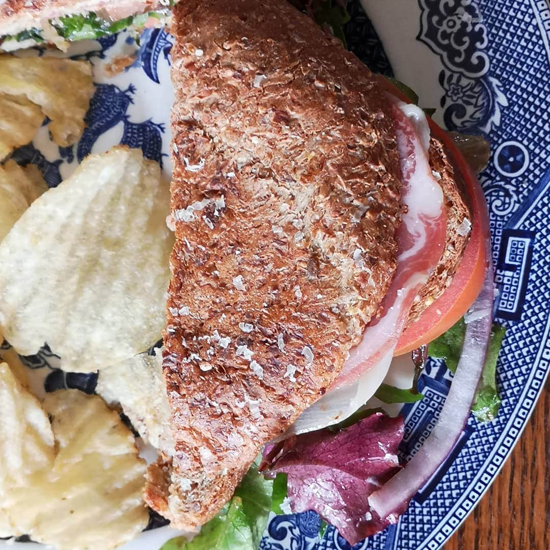 マーヴィン・トランのインスタグラム：「Italian club. . Capocollo, prosciutto, salame. . Sorrento blend, Roma tomatoes, red onion, white balsamic, olive oil, salt and pepper. . Sprouted bread, grated sharp cheddar. . 90% of this came from @traderjoes who are killing it with the social distancing protocols. The safest place to shop.」