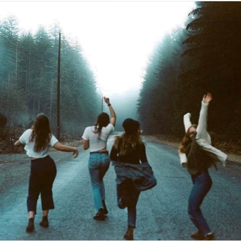 インバー・ラヴィのインスタグラム：「Missing my girls frolicking through the woods like psychos 🔮」