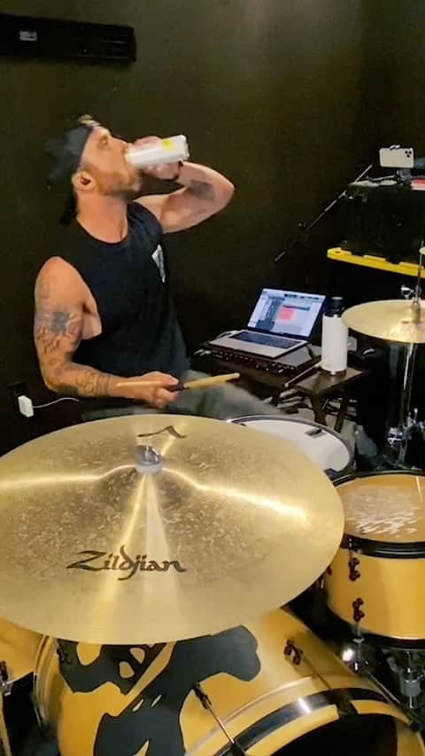 リアン・ドーソンのインスタグラム：「One of my favorites to play! Weird verse time signature and full time 6/8 in the chorus. plus enough of a rest before choruses to have a sip. let’s goooo.」