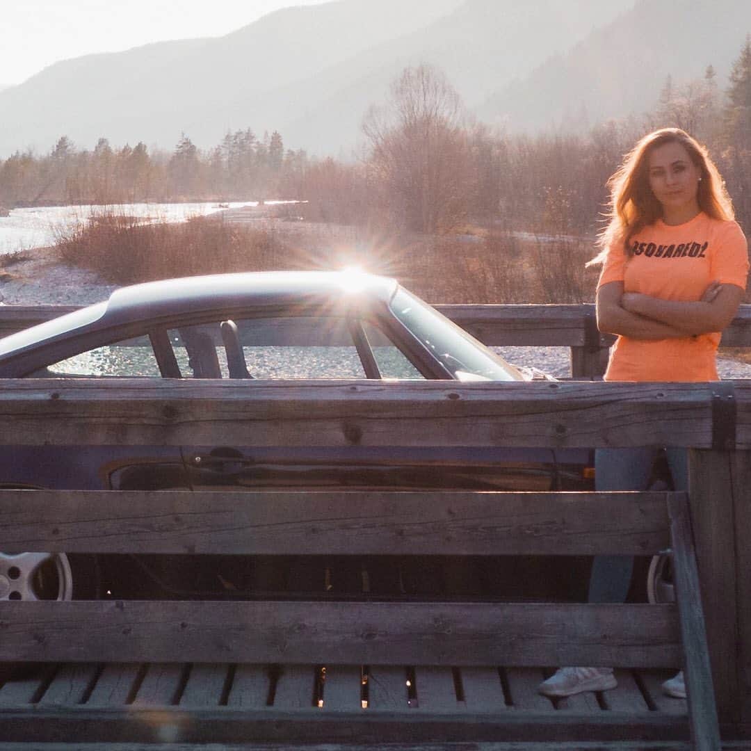 のインスタグラム：「2️⃣ / 3️⃣ || Completely fell in love with the Porsche 964 RS in dark blue 🥰 No power steer, 260 km/h on the autobahn, hard suspensions -> proper fun 👏🏽💥 Thanks to @papeclassics it was amazing to drive that car for one day 💪🏽 || 📸 x @janbeyer || #sophia #sophia99 #racegirl #changeagent #changes #motorsport #Porsche #oldtimer #classic #classiccars @rideshoez」