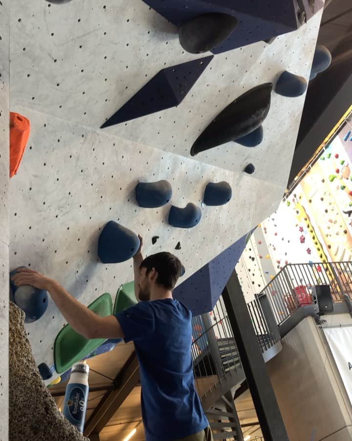 ヤン・ホイヤーのインスタグラム：「#anzeige  As part of the Olympic team I am fortunate enough to be allowed to train at climbing gyms again.  I‘ve never been so grateful for an indoor climbing session and hope things get better quickly for everyone to feel the same joy again 🙏 . @krombacher #NULLKOMMANULL #erfolgsdurst #sportmachtdurst . @bergstation.nrw」