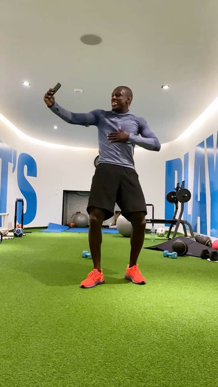 バンジャマン・メンディのインスタグラム：「Pyramid workout 🔻 with 4 exercices !! You start with 1 rep of each, rest, then 2, rest, then 3, rest, then 4, rest, until 8. Then you go back from 8 to 1, always with the little rest between your 4 exercices. What I show you here is when I arrive at top of pyramid before going back to 1 🥵 and of course you can dance like me to rest 🕺🏿😂 Good luck ! 😘」