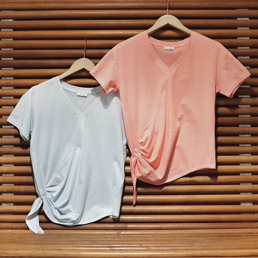 エラモスのインスタグラム：「We can’t decide...V-neck tee or crew neck sweater? Comment below!」