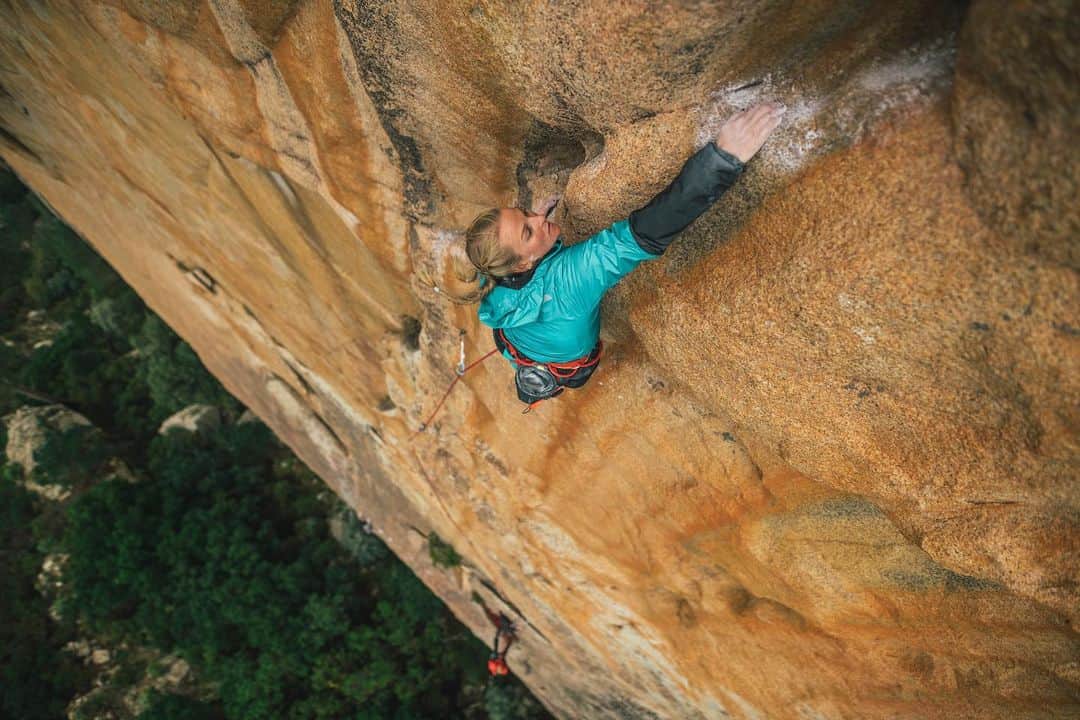 エミリー・ハリントンのインスタグラム：「#RequiredRewind Corsica 🇫🇷 2018 📸 @timkemple  One of my favorite recent trips - island hopping with @thenorthface team 🍦🍕🧗🏼‍♀️. The purpose was for your average run-of-the-mill photo shoot, but the climbing, eating, scenery, and company were FAR from average. A major highlight was attempting “Delicatessen” a 6 pitch 8b (13d) in Col de Bavella, Corsica established by none other than @arnaudpetit_climb (of course!!!) & Stephane Husson in the 90s. Another one of the coolest rockclimbs in the world!?! @jacopolarcher & @honngy managed a swift send before the rain but @mattsegal and I have to go back someday 🤷🏼‍♀️😊 // #neverstopexploring // @thenorthface_climb」