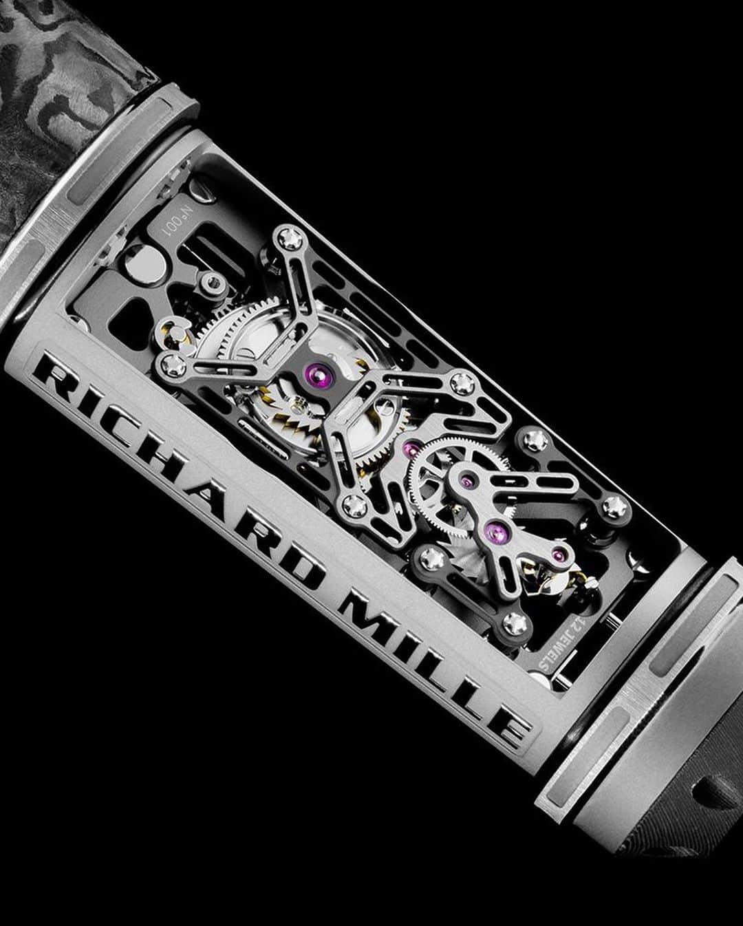 Daily Watchさんのインスタグラム写真 - (Daily WatchInstagram)「The $105,000 Mechanical Pen by Richard Mille. Pressing on the top will extend the pen’s 18K white gold nib by using a self-winding pen calibre. How crazy is this pen? 😱 #RichardMille #Pen」4月14日 3時26分 - dailywatch