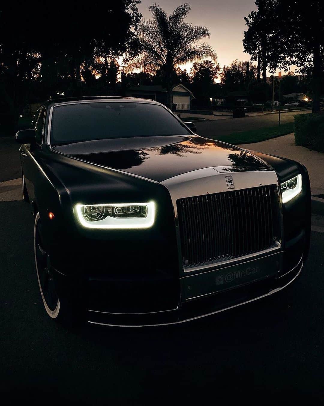 CARLiFESTYLEさんのインスタグラム写真 - (CARLiFESTYLEInstagram)「This Rolls Royce Phantom is 🔥 Owner @mr.car #carlifestyle #Phantom」4月14日 3時41分 - carlifestyle