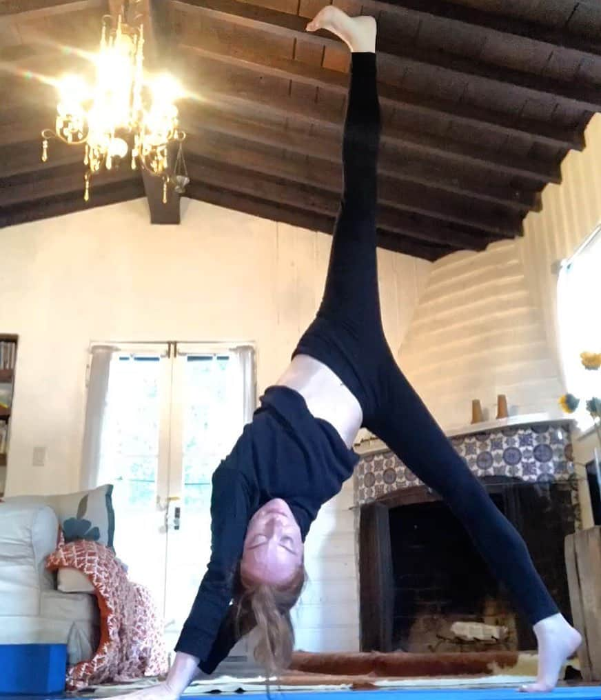 ロッテ・ヴァービークさんのインスタグラム写真 - (ロッテ・ヴァービークInstagram)「My remedy for a world that’s upside down 🙃 enyone else? #coronacure #homeyoga #exerciseismedicine」4月14日 3時48分 - lotteverbeek