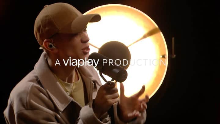 フェリックス・サンドマンのインスタグラム：「Lyssnarhjälpen Music Sessions stöttar de som behöver det. Ni kan se hela framträdandet via länken i min story! Skulle betyda massor om ni vill hjälpa mig att samla in pengar till UN Women vars verksamhet betyder mycket för mig, genom att swisha valfri summa till 123 257 9548! När kris råder är kvinnor och flickor extra utsatta. Tack för att jag @j0cki och @stromgren___ fick vara med! Så kul att få spela, hoppas det ger er lite glädje! <3 #lyssnarhjälpen #viaplay」