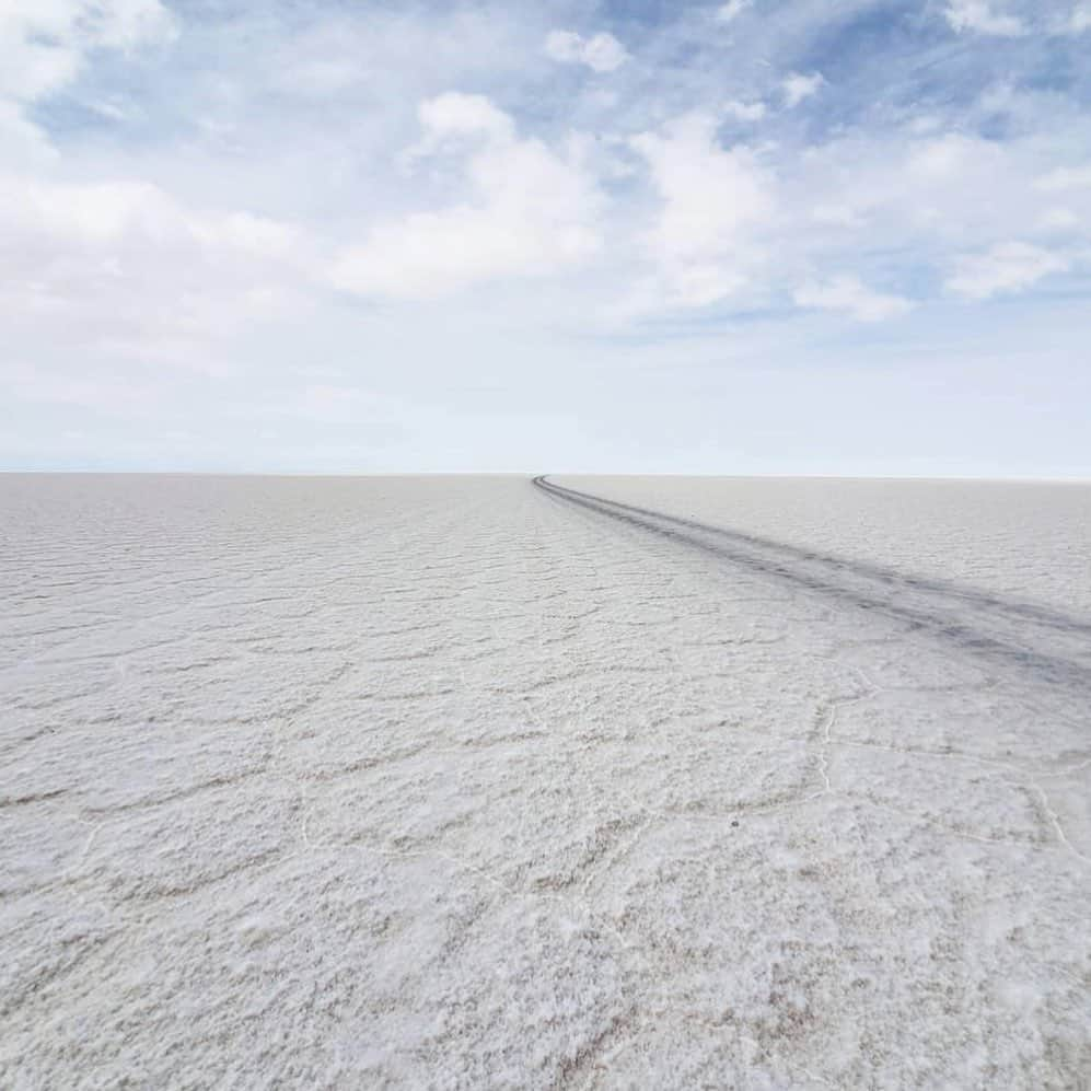 コートエシエルさんのインスタグラム写真 - (コートエシエルInstagram)「SS20 MOOD | Inspired by nature . Salar de Uyuni in Bolivia . Stretching more than 4,050 square miles of the Altiplano, this surface is the world’s largest salt flat, left behind by prehistoric lakes that evaporated long ago. In the wet season, a layer of rainwater creates a mirror-like surface as smooth as glass. In the dry season, its geometric salt patterns imprint the earth, seemingly stretching beyond the horizon. It looks like a whole other planet 🪐 . We are inspired by the limitless line & unobvious flatness of the surface. . . . . #salardeuyuni #salardeuyunibolivia #uyunisaltflats #uyuni #boliviatravel #huacachina #travelperu #visitperu #potosi #visitsouthamerica #lagunahumantay #machupicchu #limitlessline #horizonhobby #horizonblue #horizon2020 #beautifuldestinations #salar #flatness #flatnessinspace #surfacepattern #experiencebolivia #igersbolivia #onlyinsouthamerica #wildernesstories #discoverearth #earthmajesty #americadelsur #uyunibolivia #viajero」4月14日 4時52分 - coteetciel