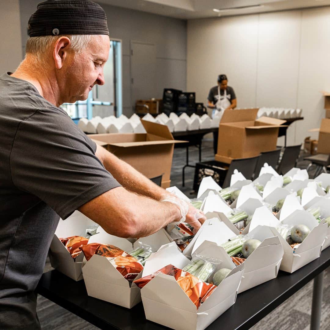 Microsoftさんのインスタグラム写真 - (MicrosoftInstagram)「With the help of volunteers, Microsoft has assembled more than 120,000 boxed lunches for local families in need. #COVID19🥪 “Every day, people are making a lot of sacrifices, with kids at home and other struggles. If I’m going to be a leader for this program, I want to be there for my people.” - Kris Valencia, director of catering services.」4月14日 5時12分 - microsoft