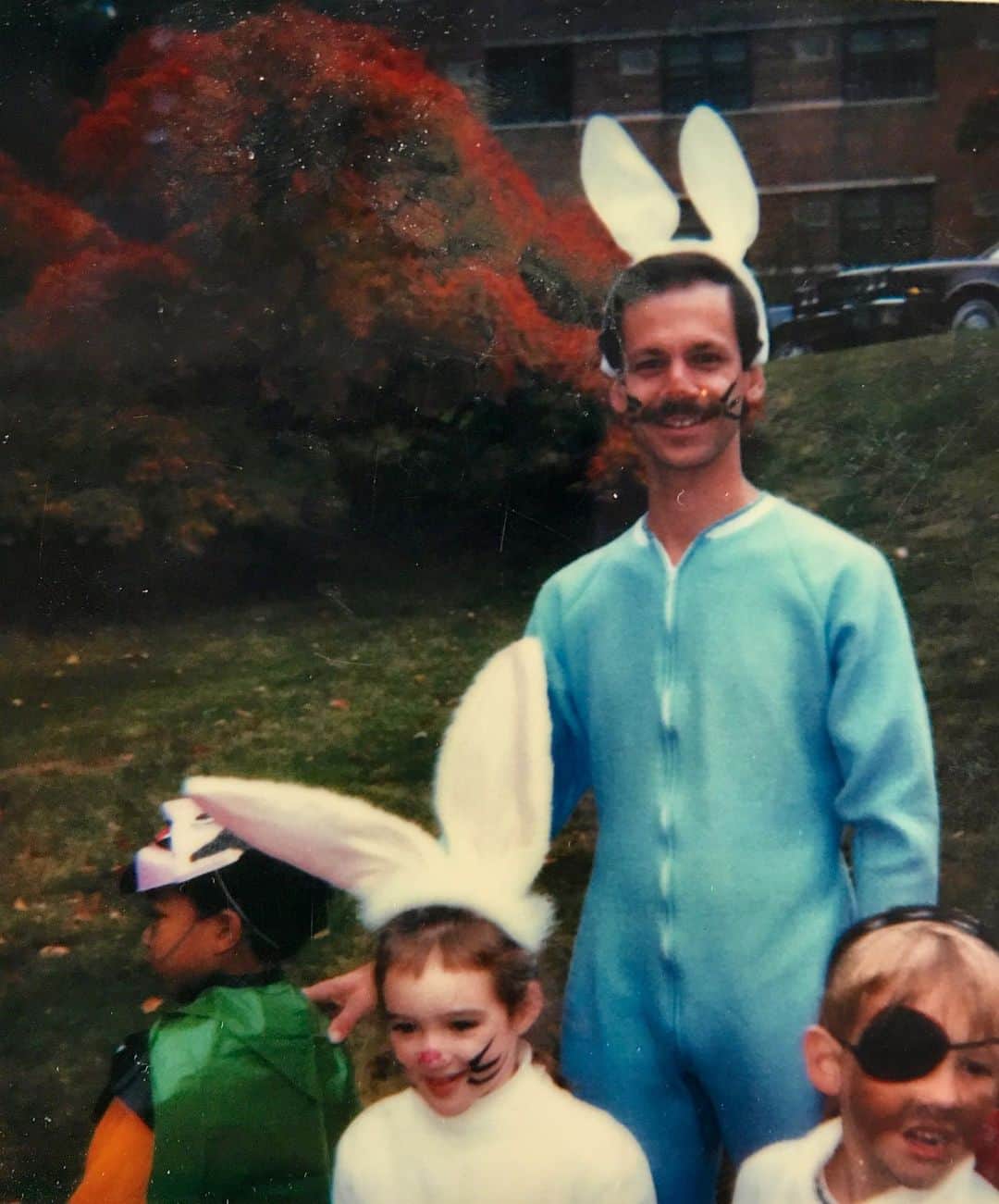 クリステン・コノリーのインスタグラム：「A belated Easter post (though this picture was actually taken on Halloween) with my Kindergarten teacher, Mr Klimick. Grateful to all the teachers, and to everyone showing up for others during this strange and scary time. Be safe and well, and Happy Easter! 🐰🐣💐」