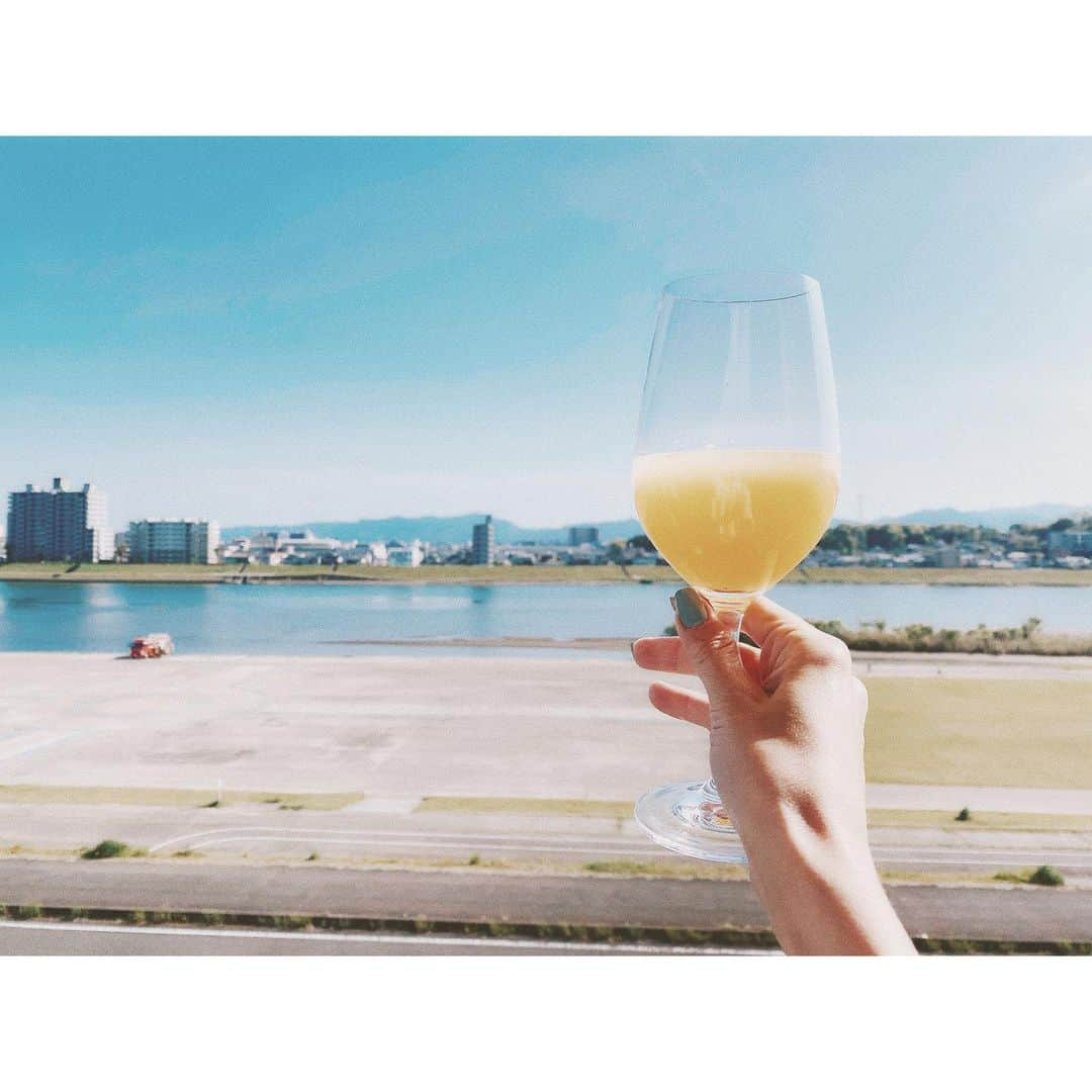 紗栄子さんのインスタグラム写真 - (紗栄子Instagram)「今日は伊予柑絞って🍊 バルコニーでoasisの「Don't Look Back In Anger」聴きながら♪ みんな乾杯🌞🌈✨」4月14日 16時20分 - saekoofficial