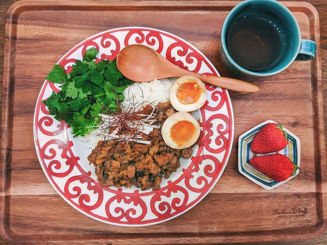 ソンイのインスタグラム：「台湾ルーローハン🇹🇼🥡レシピあり👩🏻‍🍳﻿ ﻿ 普段自炊する人は献立の案として、﻿ しない人はこの機会に是非チャレンジしてみてね😋✊🏻﻿ 美味しいご飯で皆さんのおうち時間が豊かになりますように🍚❤️﻿ ﻿ 【材料 2人前】﻿ ・豚バラブロック　300g前後﻿ ・マッシュルーム　4個くらいお好みで﻿ ・生姜　1かけ﻿ ・にんにく　1〜2かけ﻿ ・たまねぎ　半分﻿ ・五香粉　適量(スパイスコーナーに売ってます)﻿ ・ごま油　適量﻿ ・盛り付け用にパクチーや白髪ネギ、糸唐辛子をお好みで﻿ ・ゆで卵  2個﻿ ﻿ 《調味料 A》﻿ ＊醤油　大2﻿ ＊酒　大2﻿ ＊砂糖　大1強か、甘めが好きなら大2﻿ ＊みりん　大1﻿ ＊お酢  大1﻿ ＊オイスターソース　大1﻿ ＊鶏ガラスープ　100ml﻿ ﻿ (マッシュルームは旦那さんが椎茸NGのため代用😗﻿ あと竹の子入りが好きだけどこれまた旦那さんNGのためなし🙁﻿ パクチー苦手な方は小松菜や青梗菜を盛り付けても🥬﻿ お肉は豚バラブロックが本格的になるけどもっと手軽に作りたい方は豚挽肉でも😙)﻿ ﻿ 【作り方】﻿ ①豚バラブロックを角切りにする。﻿ (私は短時間でも柔らかくなるように小さめの角切り、そして脂だらけの部分は削ぎ落としてます)﻿ ﻿ ②他の食材は全てみじん切りに。﻿ ﻿ ③フライパンにごま油を敷いて、にんにくと生姜を炒め、香りが出てきたら豚バラを入れ、色が変わってきたら五香粉を全体に振り入れる。(私は多めが好きですがお好みで。小さじ半分〜1くらい？)﻿ ﻿ ④他の食材を入れ、馴染んだら調味料Aを全て入れる。﻿ ﻿ ⑤混ぜたらフライパンの蓋をして豚バラが柔らかくなるように軽く5分ほど煮込む。﻿ (ひき肉の場合は蓋をせず水分が飛ぶように炒め煮する)﻿ ﻿ ⑥フライパンにゆで卵を入れてタレを絡ませて、盛り付けたら出来上がり👏🏼❤️﻿ ﻿ もっと本格的にトロットロに作りたい方は、豚バラブロックを大きめの角切りにしてからネギの青い部分2本くらいと一緒に圧力鍋で20分ほど下茹でしてから③の工程へ👩🏻‍🍳﻿ ﻿ お皿は @ayano__sasaki から誕プレで貰った @hermes 🎂﻿ アジアンフードとも相性良くて可愛いありがとう🥺🔥﻿ ﻿ #ソンイ飯 #レシピ #ルーローハン #お家ごはん」
