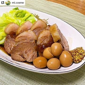 revibloさんのインスタグラム写真 - (revibloInstagram)「★本日の勝手に★﻿ 今回勝手に褒めちゃうのはこちらの投稿♪﻿ ﻿ ﻿ ━･･━･･━･･━･･━･･━･･━﻿ @mi.cosmeさん﻿ ﻿ ﻿ 🌸きび砂糖を使った﻿ 煮豚の春きゃべつぞえを作ってみました🍳﻿ いつもと違うきび砂糖で作る煮豚﻿ どんな風味になるのかとっても楽しみ☺️﻿ ＊﻿ ＊﻿ 〈材料〉﻿ 豚バラブロック　500g﻿ 玉ねぎ  1/2個﻿ 春きゃべつ  1個﻿ うずら卵水煮  8個﻿ 粒マスタード  大さじ1﻿ 塩　少々﻿ 水溶き片栗粉　適量﻿ 〈調味液〉﻿ 水  500cc﻿ 醤油　200cc﻿ 酒  100cc﻿ だし昆布　5g﻿ きび砂糖　大さじ5﻿ ﻿ ①豚バラにタコ糸を巻き、20分茹でて水気を切る﻿ ②鍋に薄切りにした玉ねぎと調味液をいれる。﻿ 沸いたら①の豚バラを入れ、アルミはくをかぶして弱火で30分煮る。﻿ 火を止めて、うずら卵を加えて常温まで冷ます。﻿ ③塩を加えた鍋で春きゃべつをさっと塩茹でし、ザルにあげる﻿ ④一口大に切った豚肉、春きゃべつ、うずら卵を盛り付け、粒マスタードをそえる﻿ ⑤煮汁適量に水溶き片栗粉でとろみをつけ、豚肉にかける。﻿ ﻿ レシピはこちらから﻿ https://kokuuma-homeparty.com﻿ 動画付きでとってもわかりやすいですよ( ◍•㉦•◍ )﻿ ＊﻿ ＊﻿ きび砂糖のコクと、豚の旨味がベストマッチ！！﻿ 普段使っている上白糖の煮豚よりも﻿ まろやかな感じになってとっても美味しかったです💕﻿ 粒マスタードも良いアクセントに✨﻿ しゃきしゃき春きゃべつにタレを絡めると最高〜﻿ 白いご飯も旬の春きゃべつも、もりもり食べられるレシピでした🍚﻿ ＊﻿ お砂糖１つでこんなに料理の仕上がりがかわるなんてビックリ‼️﻿ きび砂糖はミネラル分が残っているので﻿ 独特のコクが仕上がりにあらわれたのかな✨﻿ サラサラの粉末状なので計量しやすく、﻿ お料理にもお菓子作りにも幅広く使えそう🧇﻿ まろやかな甘さを出したいときに使いたいなと思いました☺️﻿ ﻿ ﻿ ━･･━･･━･･━･･━･･━･･━﻿ ﻿ ＜写真＞﻿ ★★★★★﻿ ついついよだれがじゅるりしてしまうこちらの煮豚！なんておいしそうなんでしょうか！﻿ つやつやと光る厚切りのお肉…、贅沢に盛られたうずらの卵と彩りを添えるキャベツがが食欲をそそりますね！﻿ 2枚目では今回のお料理のキメテとなる「きび砂糖」を動画でご紹介してくださり、3枚目からはお料理本さながらのわかりやすさで調理過程をご紹介してくださりました。﻿ ここまで、料理の工程がわかりやすいお写真ははじめてなのでは？！というくらいだったので、私自身も作ってみたい！！と、思ってしまいました！﻿ ﻿ ﻿ ＜キャプション＞﻿ ★★★★★﻿ キャプションも、お写真とリンクしてわかりやすく書いてくださり、ありがとうございました！﻿ 材料から手順まで、簡潔にわかりやすく書かれておんり、すごく参考にしやすいキャプションでした！﻿ また、本商品の美味しさを、巧みなコメントで表現していただき光栄でした😊﻿ さらに、本商品での料理の幅をひろげるアイディアも描かれていたので、こちらのキャプションだけで得をした気分になれるのも良いポイントでした！！﻿ ﻿ @mi.cosmeさん、ご応募ありがとうございました！！🥰﻿ ﻿ ﻿ ━･･━･･━･･━･･━･･━･･━﻿ #体験 #モニター #プチ贅沢 #クチコミ #レビューブログ #会員募集中 #きび砂糖 #お料理 #自炊 ＃レシピ #クッキング」4月14日 15時07分 - trami_ig