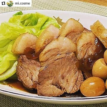 revibloさんのインスタグラム写真 - (revibloInstagram)「★本日の勝手に★﻿ 今回勝手に褒めちゃうのはこちらの投稿♪﻿ ﻿ ﻿ ━･･━･･━･･━･･━･･━･･━﻿ @mi.cosmeさん﻿ ﻿ ﻿ 🌸きび砂糖を使った﻿ 煮豚の春きゃべつぞえを作ってみました🍳﻿ いつもと違うきび砂糖で作る煮豚﻿ どんな風味になるのかとっても楽しみ☺️﻿ ＊﻿ ＊﻿ 〈材料〉﻿ 豚バラブロック　500g﻿ 玉ねぎ  1/2個﻿ 春きゃべつ  1個﻿ うずら卵水煮  8個﻿ 粒マスタード  大さじ1﻿ 塩　少々﻿ 水溶き片栗粉　適量﻿ 〈調味液〉﻿ 水  500cc﻿ 醤油　200cc﻿ 酒  100cc﻿ だし昆布　5g﻿ きび砂糖　大さじ5﻿ ﻿ ①豚バラにタコ糸を巻き、20分茹でて水気を切る﻿ ②鍋に薄切りにした玉ねぎと調味液をいれる。﻿ 沸いたら①の豚バラを入れ、アルミはくをかぶして弱火で30分煮る。﻿ 火を止めて、うずら卵を加えて常温まで冷ます。﻿ ③塩を加えた鍋で春きゃべつをさっと塩茹でし、ザルにあげる﻿ ④一口大に切った豚肉、春きゃべつ、うずら卵を盛り付け、粒マスタードをそえる﻿ ⑤煮汁適量に水溶き片栗粉でとろみをつけ、豚肉にかける。﻿ ﻿ レシピはこちらから﻿ https://kokuuma-homeparty.com﻿ 動画付きでとってもわかりやすいですよ( ◍•㉦•◍ )﻿ ＊﻿ ＊﻿ きび砂糖のコクと、豚の旨味がベストマッチ！！﻿ 普段使っている上白糖の煮豚よりも﻿ まろやかな感じになってとっても美味しかったです💕﻿ 粒マスタードも良いアクセントに✨﻿ しゃきしゃき春きゃべつにタレを絡めると最高〜﻿ 白いご飯も旬の春きゃべつも、もりもり食べられるレシピでした🍚﻿ ＊﻿ お砂糖１つでこんなに料理の仕上がりがかわるなんてビックリ‼️﻿ きび砂糖はミネラル分が残っているので﻿ 独特のコクが仕上がりにあらわれたのかな✨﻿ サラサラの粉末状なので計量しやすく、﻿ お料理にもお菓子作りにも幅広く使えそう🧇﻿ まろやかな甘さを出したいときに使いたいなと思いました☺️﻿ ﻿ ﻿ ━･･━･･━･･━･･━･･━･･━﻿ ﻿ ＜写真＞﻿ ★★★★★﻿ ついついよだれがじゅるりしてしまうこちらの煮豚！なんておいしそうなんでしょうか！﻿ つやつやと光る厚切りのお肉…、贅沢に盛られたうずらの卵と彩りを添えるキャベツがが食欲をそそりますね！﻿ 2枚目では今回のお料理のキメテとなる「きび砂糖」を動画でご紹介してくださり、3枚目からはお料理本さながらのわかりやすさで調理過程をご紹介してくださりました。﻿ ここまで、料理の工程がわかりやすいお写真ははじめてなのでは？！というくらいだったので、私自身も作ってみたい！！と、思ってしまいました！﻿ ﻿ ﻿ ＜キャプション＞﻿ ★★★★★﻿ キャプションも、お写真とリンクしてわかりやすく書いてくださり、ありがとうございました！﻿ 材料から手順まで、簡潔にわかりやすく書かれておんり、すごく参考にしやすいキャプションでした！﻿ また、本商品の美味しさを、巧みなコメントで表現していただき光栄でした😊﻿ さらに、本商品での料理の幅をひろげるアイディアも描かれていたので、こちらのキャプションだけで得をした気分になれるのも良いポイントでした！！﻿ ﻿ @mi.cosmeさん、ご応募ありがとうございました！！🥰﻿ ﻿ ﻿ ━･･━･･━･･━･･━･･━･･━﻿ #体験 #モニター #プチ贅沢 #クチコミ #レビューブログ #会員募集中 #きび砂糖 #お料理 #自炊 ＃レシピ #クッキング」4月14日 15時07分 - trami_ig