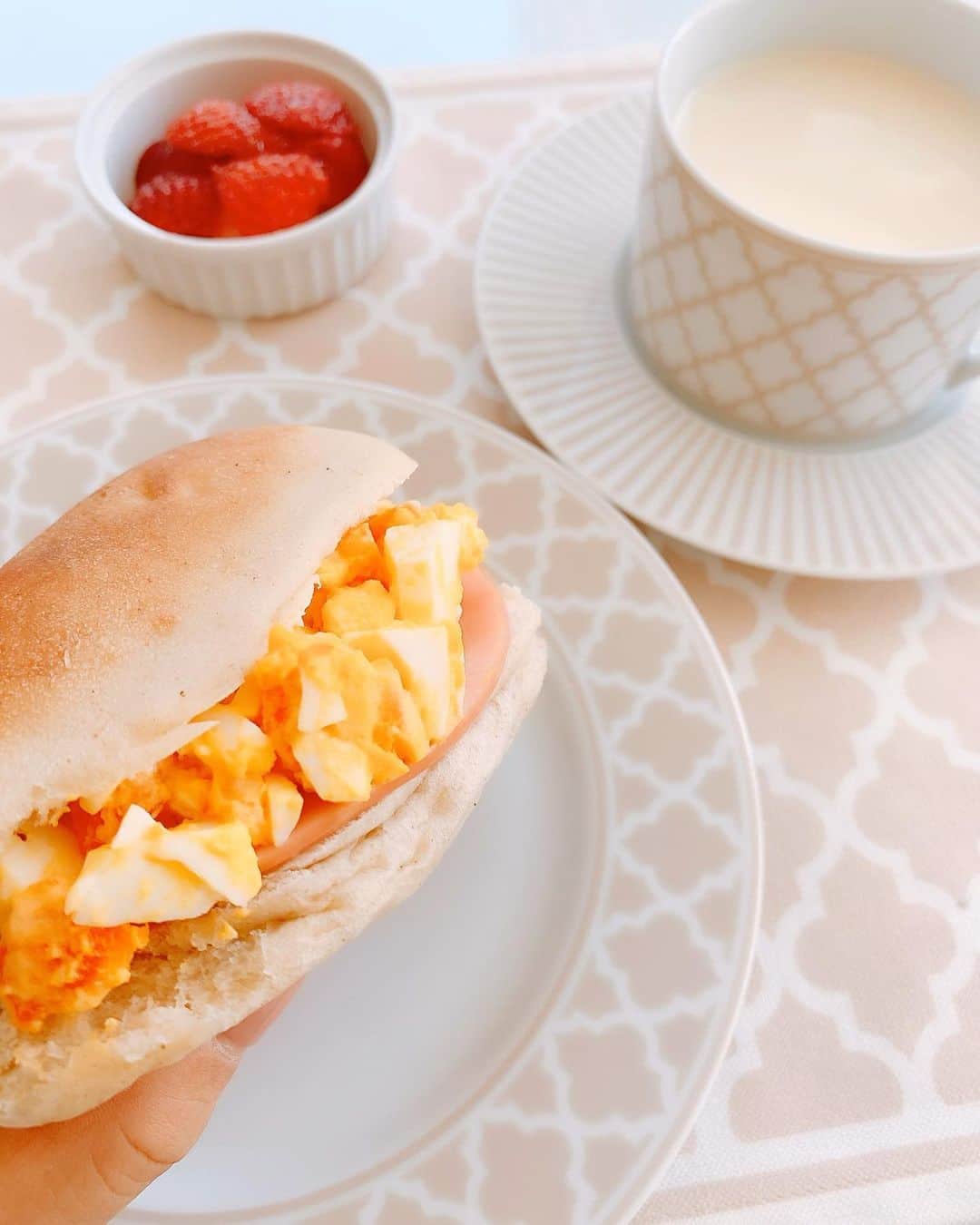 和泉佳子さんのインスタグラム写真 - (和泉佳子Instagram)「#stayhome 今日のランチはたまごサンドイッチを作りました🥪 . ゆで卵はあえて粗めのみじん切り、マヨネーズは少なめに、味付けは、メゾンドトリュフのトリュフ塩を加えました✨(写真2枚目) . もう何年前かな… 初めてパリのメゾンドトリュフを訪れた時の、あのトリュフの香りに包まれた衝撃は、今でも忘れられません🤩💕 . パンは、FUKUSHIMAYAで購入した全粒粉の田舎風パン🍞 . しっとり、もっちりして、全粒粉の自然な風味がなんともクセになる美味しさで、我が家の大好物です💗 . そして、温めた豆乳には、マヌカハニーと同等の抗菌作用があるブルーヒルズのレザーウッドハニーの蜂蜜を加えて🍯(写真3枚目) . ブルーヒルズのレザーウッドハニーは、　@simplisse_official のオンラインサイトで購入可能です🙆‍♀️ . 食器とランチョンマットは、全て @spara_style で購入したお気に入り💕 . 皆様、今日もどうぞお元気でお過ごし下さい😌✨ . . . #和泉佳子　#家ですごそう  #ランチ　#たまごサンドイッチ　#メゾンドトリュフ　#トリュフ塩　#spara  #お家じかん」4月14日 15時02分 - yoshiko_izumi