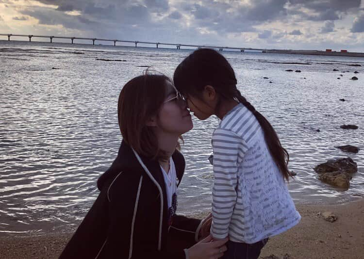 松井珠理奈さんのインスタグラム写真 - (松井珠理奈Instagram)「こんなふうに癒されたいなぁ🥺❤️ #1年前の写真  #子ども好き  #海好き  #sea  #girl #kiss」4月14日 15時12分 - jurinamatsui3