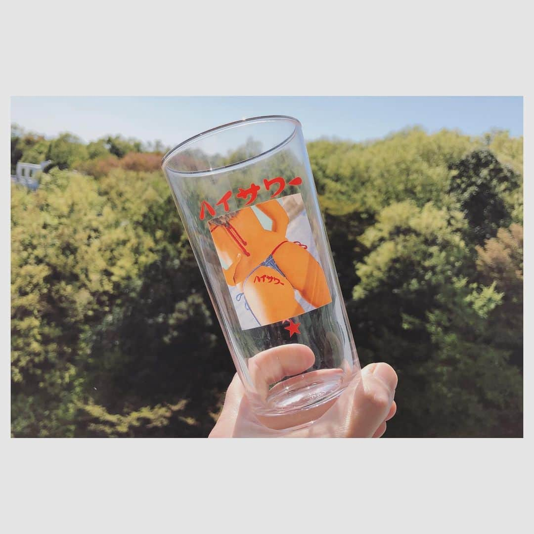 ELSAのインスタグラム：「お気に入りのコップです。お酒全く飲めないけど、このハイサワーのコップでアイスコーヒーも炭酸系も冷たいお茶系も飲みます。みなさんもお気に入りのコップってあるんですかね？ 実はもう一個ハイサワーのコップあったんだけど、そっちのお尻の方が好きでそればっか使ってたら、洗ってる時に落として割っちゃって…その日一日立ち直れなかったんですマジでw ていうか、写真のやつはお尻小さすぎです。下から見ていって、ただの太ももの延長です。お尻です！っていうアピールが感じられないんですよ。もっと来いよ！自分で限界決めるなよ！って思っちゃいます。単純に私は大きいお尻が好きなんですね。 お気に入りのお尻のおは、あ、コップのお話でした。 #stayhome」