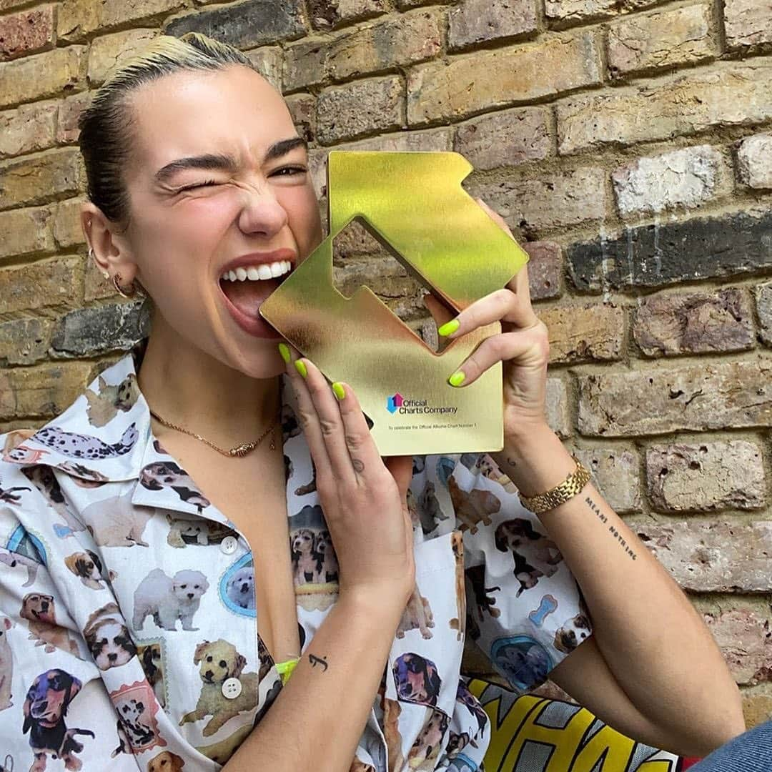 ワーナーミュージック・ジャパン洋楽さんのインスタグラム写真 - (ワーナーミュージック・ジャパン洋楽Instagram)「【Dua Lipa】 デュア・リパの最新アルバム『フューチャー・ノスタルジア』がUKチャートで1位を獲得し、アルバムからの大人気曲「ドント・スタート・ナウ」、「フィジカル」、そして「ブレイク・マイ・ハート」がトップ10のチャートにランクイン‼️🥳 ✨ デュアは「今週の写真のまとめ：午前中は庭で2人だけでパーティーをして、夕方になったら必ずジブリ映画を見るの。最近暖かくなってきて、花も咲いてきて、春らしくなってきたわ。今週は真剣なUNOバトルをして、私のニュー・アルバム『フューチャー・ノスタルジア』がUKで1位を獲得し、映画「Fear and Loathing in Las Vegas」を見て、イースターをお祝いしたの！そして、もう「明日まで大丈夫」っていうくらいの量のチーズも食べたわ！」と投稿🤩 #dualipa #futurenostaligia #dontstartnow #physical #breakmyheart #topcharts #デュアリパ #フューチャーノスタルジア #チャート #おうちで音楽 #洋楽」4月14日 15時34分 - warnermusicjp_intl