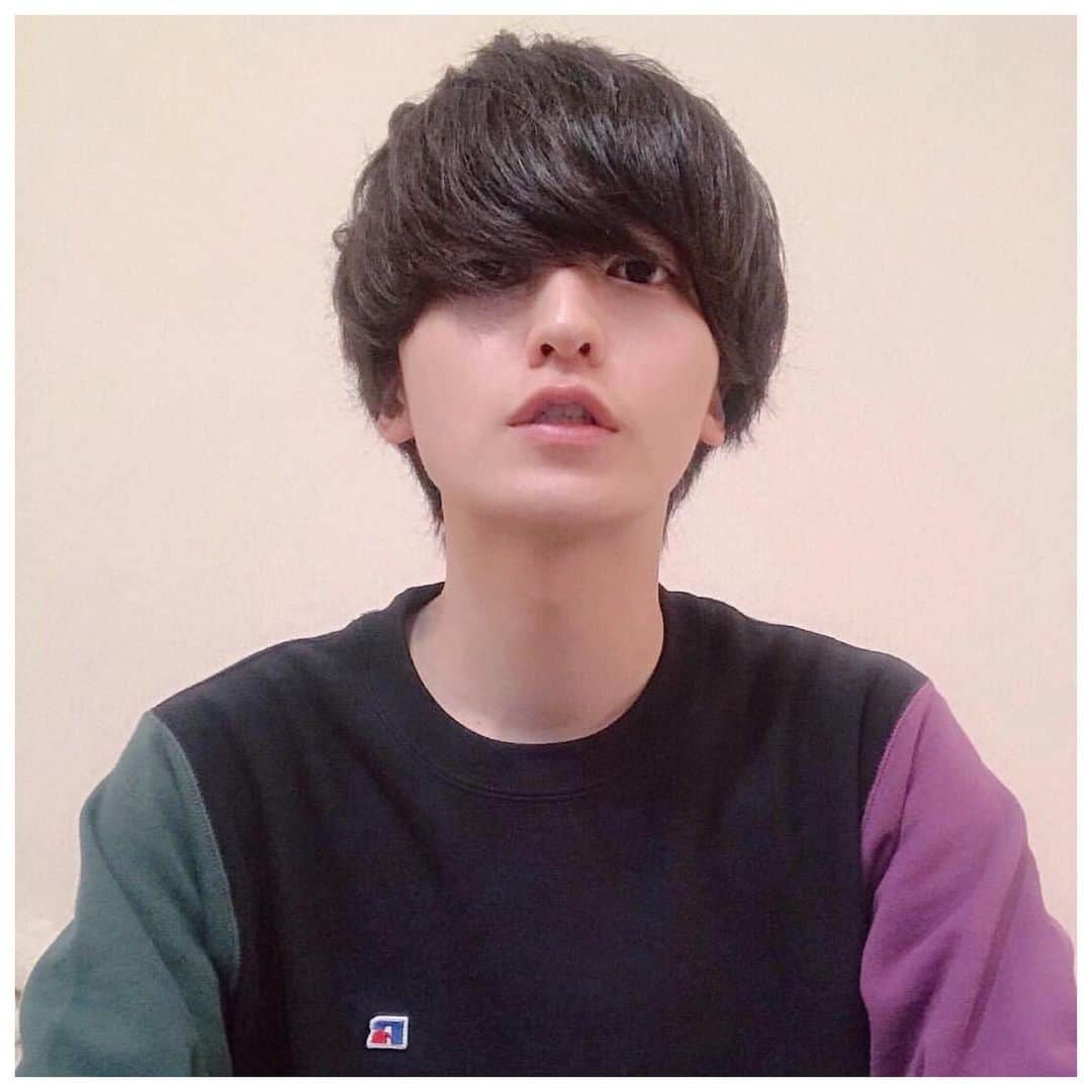 RYOTA.さんのインスタグラム写真 - (RYOTA.Instagram)「[再掲]家95% スーパー4% 百均1%の生活﻿ ﻿ ほっとんど家にいます笑﻿ もともとスーパーインドア派なので大丈夫ですけど、アウトドア派の人はキツそうだ🧐﻿ ﻿ 写真撮ることが少ないので再掲が増えますご容赦下さい🙇‍♂️🙇‍♂️﻿ ﻿ #自撮り界隈 #自撮り男子 #自撮り部 #自撮り棒 #前髪 #マッシュ #マッシュ男子 #黒髪 #黒髪男子 #黒髪マッシュ #スウェット #過去 #男子 #東大生 #Qyoto #RYOTA_」4月14日 15時26分 - ryota_qyoto