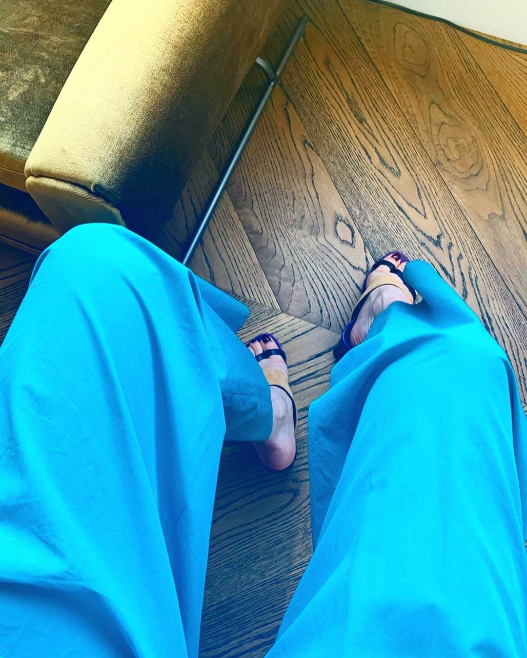 二ノ宮和佳子のインスタグラム：「Tuck pants @aewen_matoph  昨日の天気と打って変わって、東京は曇一つない青空。そんなカラーのこのパンツが履きたくなりました。  イタリア製のシャンブレー地は上質な光沢があり、 シルエットは太めでカジュアルな雰囲気ですが、品よくまとまるのが好き 暖かいので、サンダル合わせで  #aewenmatoph #イウエンマトフ #天気が良いって #サイコー」