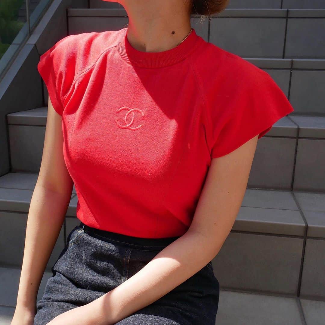 Vintage Brand Boutique AMOREさんのインスタグラム写真 - (Vintage Brand Boutique AMOREInstagram)「Vintage Chanel CC cotton top. Size 36, collection 19.  This item is only available at the store but we accept the order through DM. Please send us a DM if you are interested in the item! ▶︎Free Shipping Worldwide✈️ ≫≫≫ DM for more information 📩 info@amorevintagetokyo.com #AMOREvintage #AMORETOKYO #tokyo #Omotesando #Aoyama #harajuku #vintage #vintageshop #ヴィンテージ #ヴィンテージショップ #アモーレ #アモーレトーキョー #表参道 #青山 #原宿#東京 #chanel #chanelvintage #vintagechanel #ヴィンテージ #シャネル #ヴィンテージシャネル #シャネルヴィンテージ #amorewardrobe #アモーレワードローブ」4月14日 15時31分 - amore_tokyo