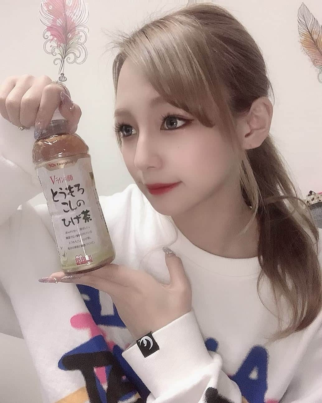 鈴木ユリアのインスタグラム：「. 久々投稿〜😈 早くお出かけしたいね。今は我慢だ。 みんな#おうち時間 どう過ごしてるの？？ . 15分に1回こまめに 水分取ることが大事なんだって😷 . ゆりあは毎日とうもろこし茶飲んでるよ🌽」