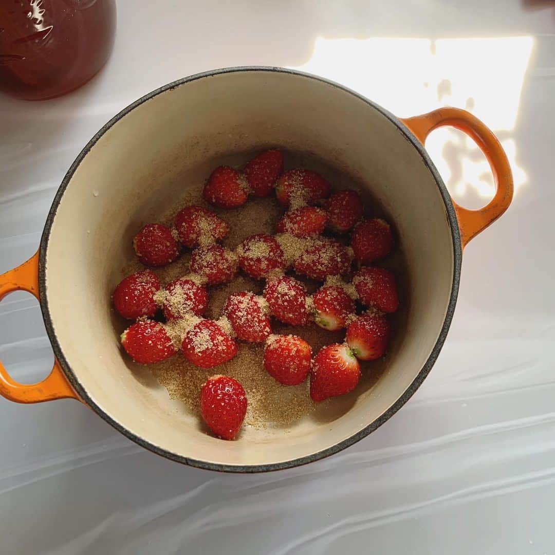宮前真樹さんのインスタグラム写真 - (宮前真樹Instagram)「#いちご 買ってきた苺が酸っぱめだったので きび砂糖でコトコト煮込み 少量なのであっという間に完成。 #いちごジャム #いちごソース やっぱり手作りは香りが強くて美味しい。 #ヒマだよね #みんな何してるの」4月14日 16時02分 - miyamaemaki0116
