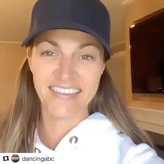 エリン・アンドリューズのインスタグラム：「#Repost @dancingabc with Join @erinandrews and families all over the country for a night full of great tunes and a little magic!✨ The Disney Family Singalong is coming to your living room Thursday at 8|7c on ABC! @disney @abcnetwork #disney #abc」