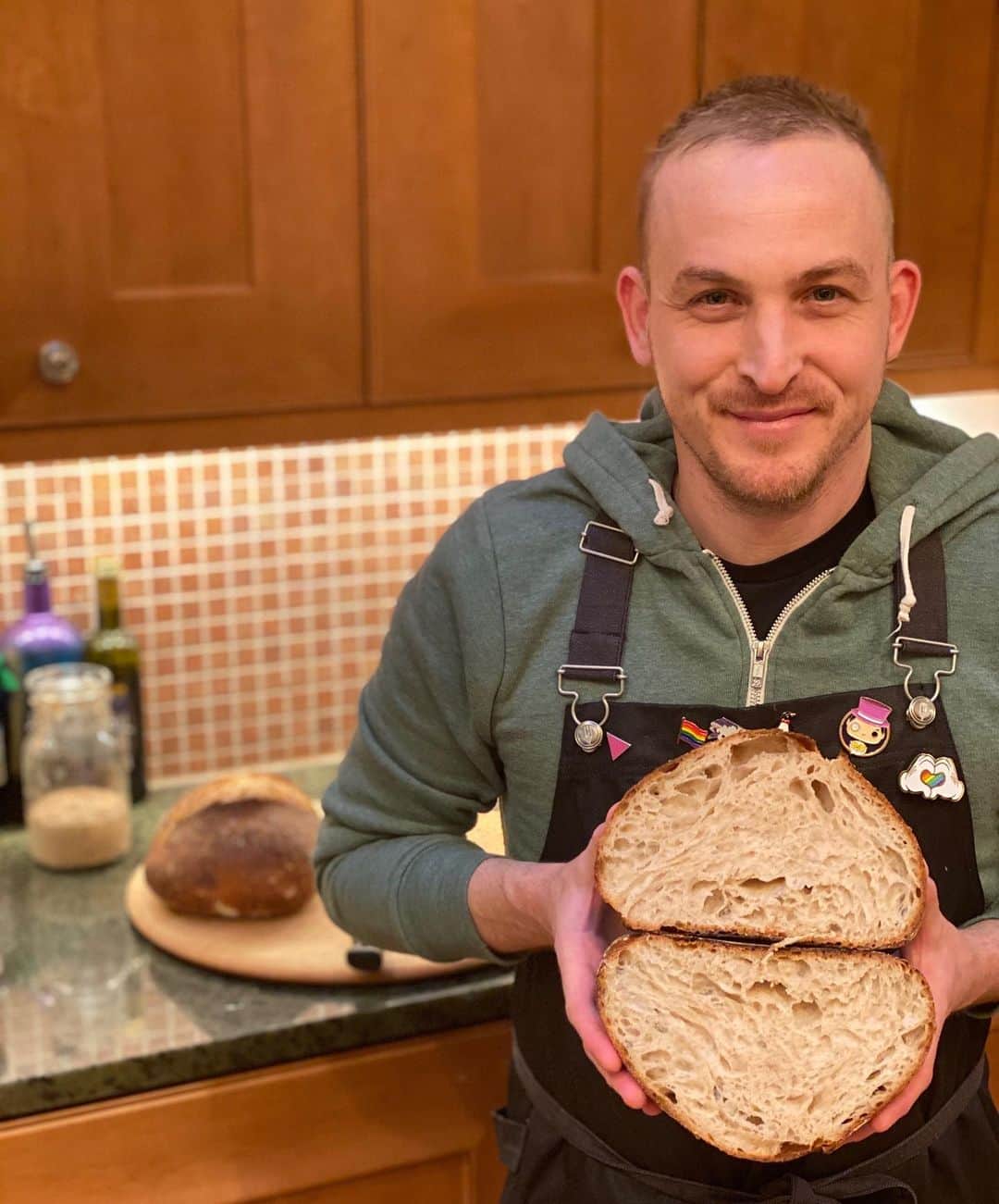 ロビン・ロード・テイラーのインスタグラム：「Oh, look! My husband made amazing sourdough bread from scratch and told me I could pretend I made it! Anyway, taking part in the @godslovenyc #WhoAreYouCookingFor challenge! We’ll be donating the cost of this meal (and much more) to @godslovenyc for all that they are doing to feed hungry New Yorkers in this difficult time. I wish I could be sharing with @pailoh, @hallcarlo, @mkriak, @erinrrichards, and @jasoneagan and I nominate them to show us who they’re cooking for! ❤️❤️❤️❤️」