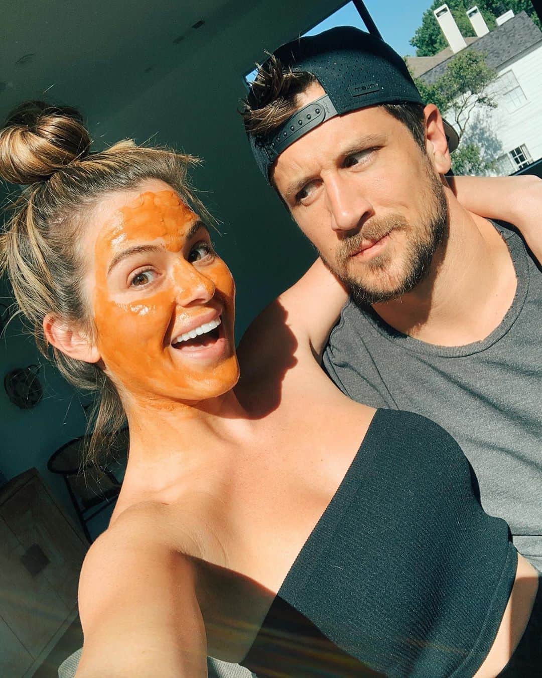 ジョジョ・フレッチャーのインスタグラム：「What’s everyone else up to today? 🤣  #quarantinepeel #hijordy」