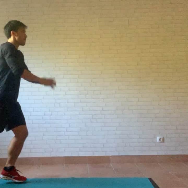 岡崎慎司のインスタグラム：「Training video day 21 今回のはちょっとハードかもしれないですね。多分次の日肩が何故か痛くなってると思います。笑 今日は昨日やる気出なかった分、今日はやらなあかんって思えたなー。これってすごい大事やと思うんすよね。人間そんな強くいれないですしね👍 自分に甘く、その分自分に厳しく！都合良すぎかな？笑 6. 抱え込みジャンプ その場で上にジャンプ。背筋を伸ばした状態を保ちながら、空中で両膝を胸に抱え込む。設置時には、膝が曲がらない様に気をつける。 7. チャパキス ジャンプしながら脚を前後に開脚する。接地の際には両足を閉じて接地すること。なるべく短い接地時間で、かつ高く跳ぶように努力する。 #杉本メソッド #ジャンプトレーニングの後の謎の肩痛 #とにかく跳ねよう」