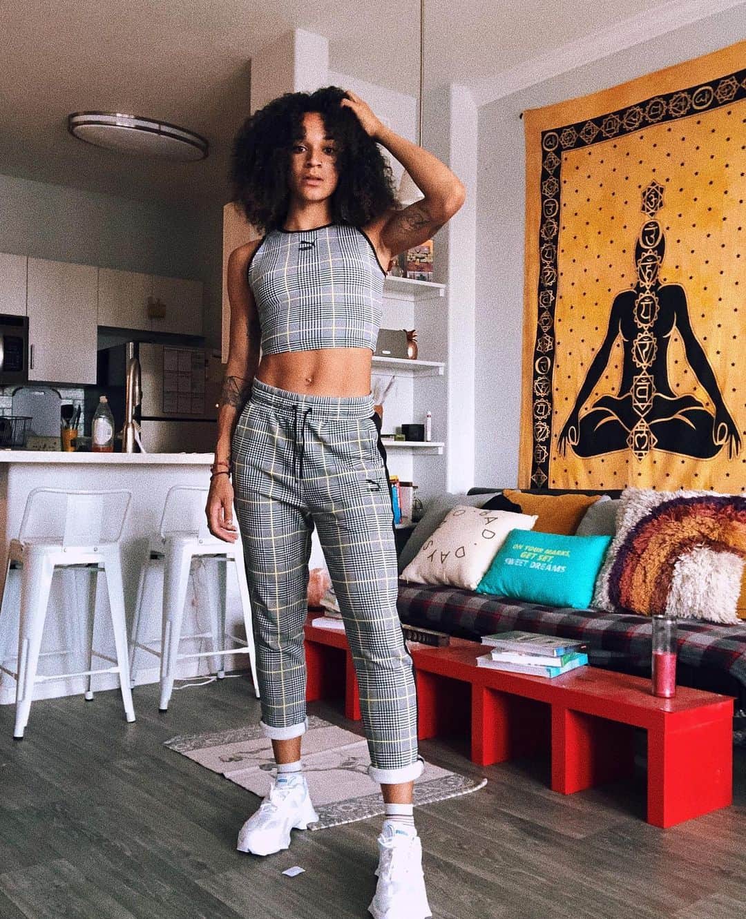 ジョディ・ウィリアムズのインスタグラム：「a self timer home photo shoot 🌝✨🐤」