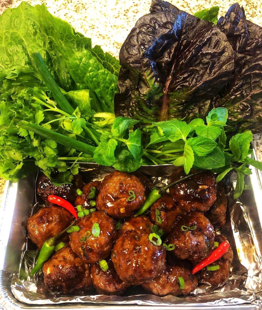 Jada Lalita Patipaksiriのインスタグラム：「About to make a special delivery for my parents 🥡🥢 Sticky Asian meatballs with flavors like soy sauce, garlic and chili paste🌶🧆Super yummy on a bed of white rice 🍚 as an entree or with greens🥬 if you’re looking to have it as a lettuce wrap appetizer or simply a lighter option 👩🏻‍🌾🍽 #meatballs #tasty #dinner #yum #foodpics #foodie #yummy #thaispice #food #thaifood #cooking #thailand #dinner #spicyfood #garlic #recipe #lettucewrap #cooking #rice #spicy #kitchen #cookbook #chef #takeout #appetizer #soysauce」