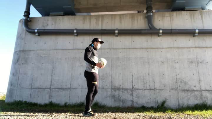 立川理道のインスタグラム：「シャドウボール パストレーニング！ フォームは人それぞれで正解はないと思います。 目線から始まり指先〜足まで使う事を意識してます。 こうやってビデオを撮って確認するのも良い練習方法だと思います。 僕もまだまだですね。 シャドウボールはスローイングも練習できますよ！笑  #shadowball #rugby #pass #skill」