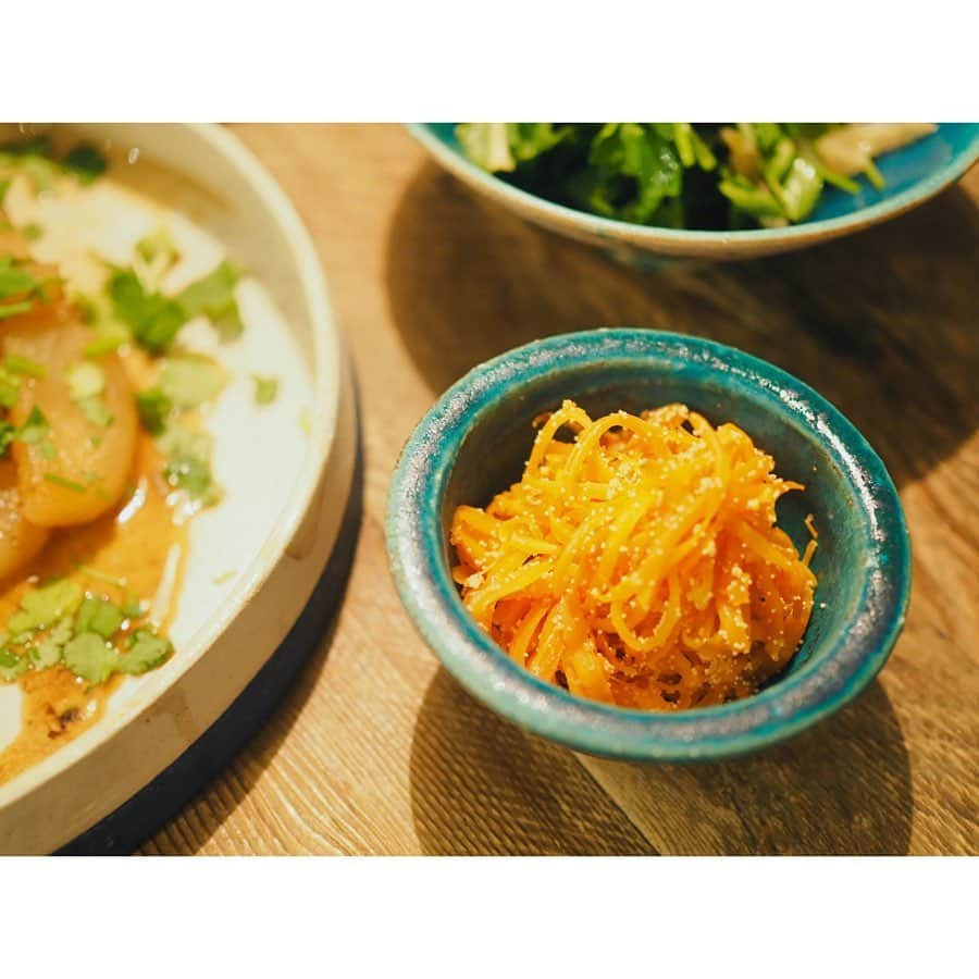 高山都さんのインスタグラム写真 - (高山都Instagram)「ビール飲みながらゆるゆると作ると、だいたい居酒屋みたいなメニューになるのはお許しあれ。 昨日のうちに…と保存してたら、寝てしまった。。 鶏手羽と大根の魚醤バター しっとりにんじんタラコ セリと三つ葉とザーサイのサラダ トマトとモッツァレラ インスタライブ中に、4品作ってたから、コメント来てたのに、追いつかず拾えず、ごめんなさい。 にんじんは、タラコの塩味だけで他の調味料はなしです。 サラダも、ザーサイの塩気を活かして、ごま油とレモンで和えました。 おうちごはんは、塩分も調整できるのがありがたいよね。 そして、ワインは #muni  もう、家も外でもナチュラルワインしか飲んでない😳 なので、ゴハンのあと、お風呂入ったりしつつ、また映画やドラマを見ながらちびちび飲んでると、ついつい1本空いてしまう。 昨日も、沢山の方(過去最多)に参加いただいて、おかげでとても楽しい1時間が作れました。 ありがとうございました♡ #みやれゴハン」4月14日 9時01分 - miyare38