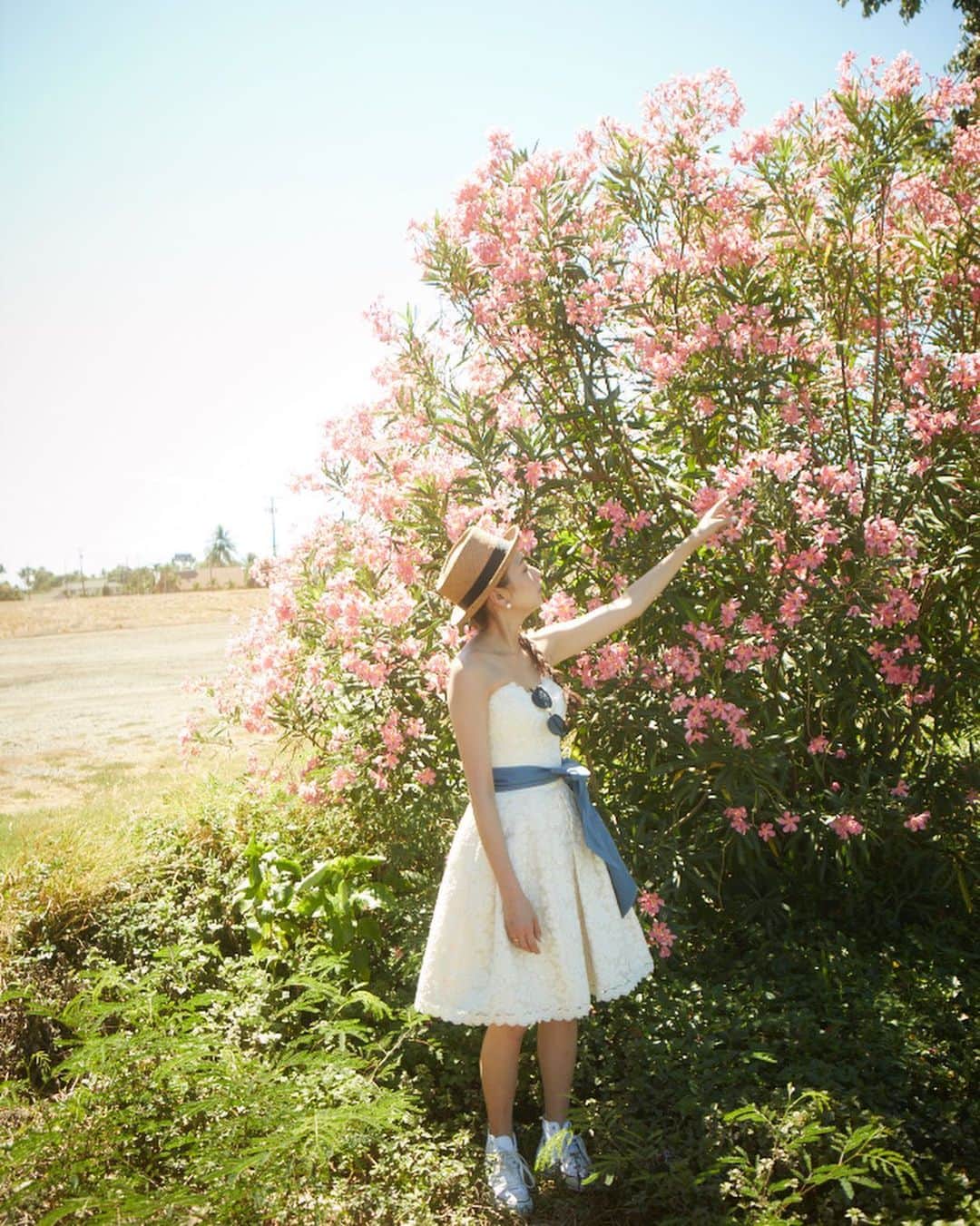 松本亜希のインスタグラム：「2014.10.9 @Maui🌺 結婚式前日、旦那さんと1日写真撮りに街まで📷 懐かしい☺️💓 そして若い！😂 . #マウイ島 #ハワイ #懐かし写真 #前撮り #ウェディング #楽しい写真」