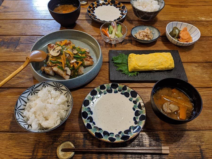 藤田敦子のインスタグラム：「ㅤㅤㅤ 【#blendakitchen 】 いつかのDinner. ㅤㅤㅤ ✔︎たらの野菜あんかけ ✔︎だし巻きたまご ✔︎野菜の塩漬け物 ✔︎新生姜のふりかけ ✔︎ぬか漬け ✔︎具沢山味噌汁 ㅤㅤㅤ こんな感じのご飯ばかりで、買い物は週1、 パルシステムもちょいちょい活用。」